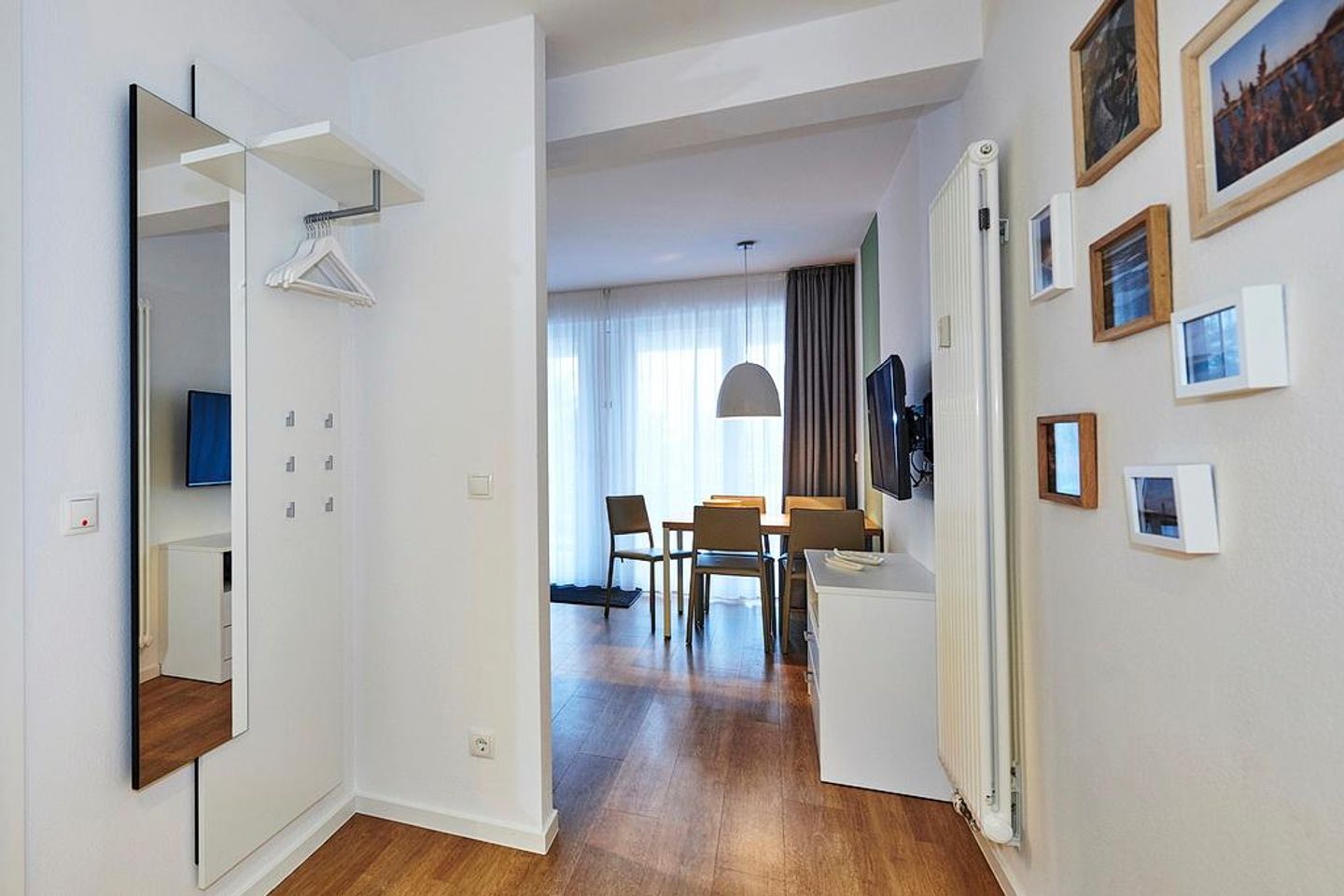 Deichhäuser Anna Küste Deichhäuser Anna Küste 4-23 Bensersiel - Flur mit Garderobe