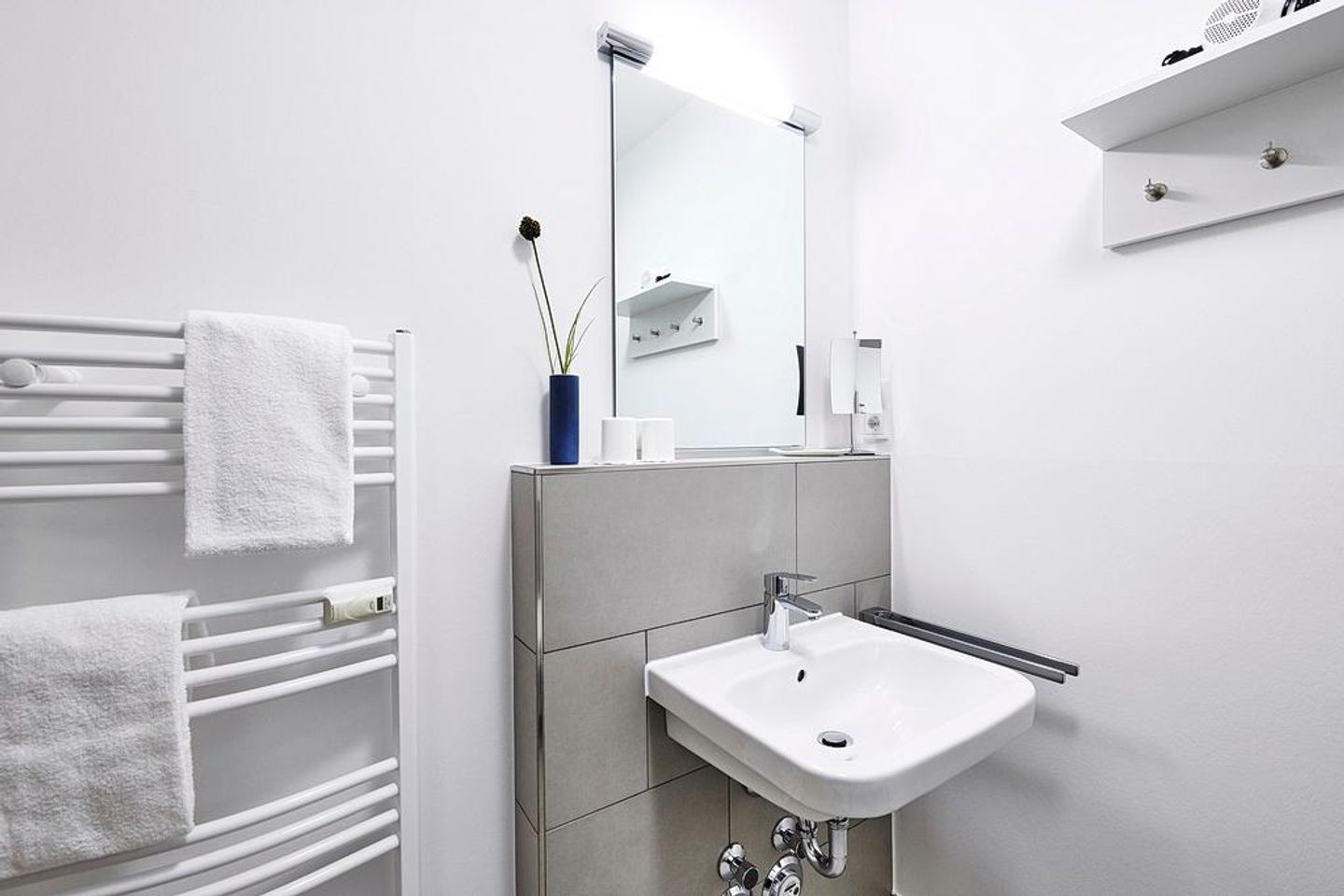 Deichhäuser Anna Küste Deichhäuser Anna Küste 4-23 Bensersiel - Badezimmer mit Waschtisch und Spiegel