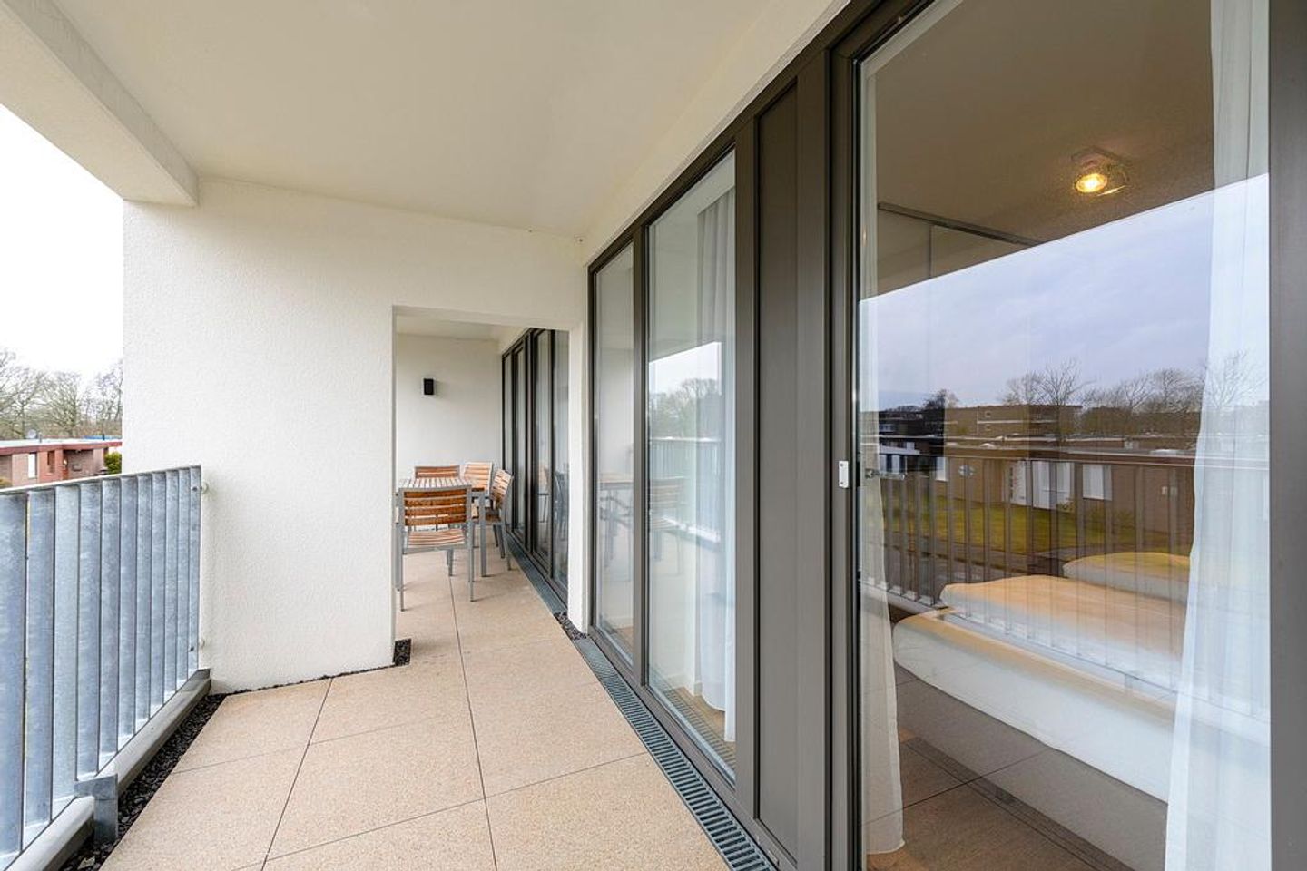 Deichhäuser Anna Küste Deichhäuser Anna Küste 4-23 Bensersiel - Überdachter Balkon mit Sitzgelegenheit