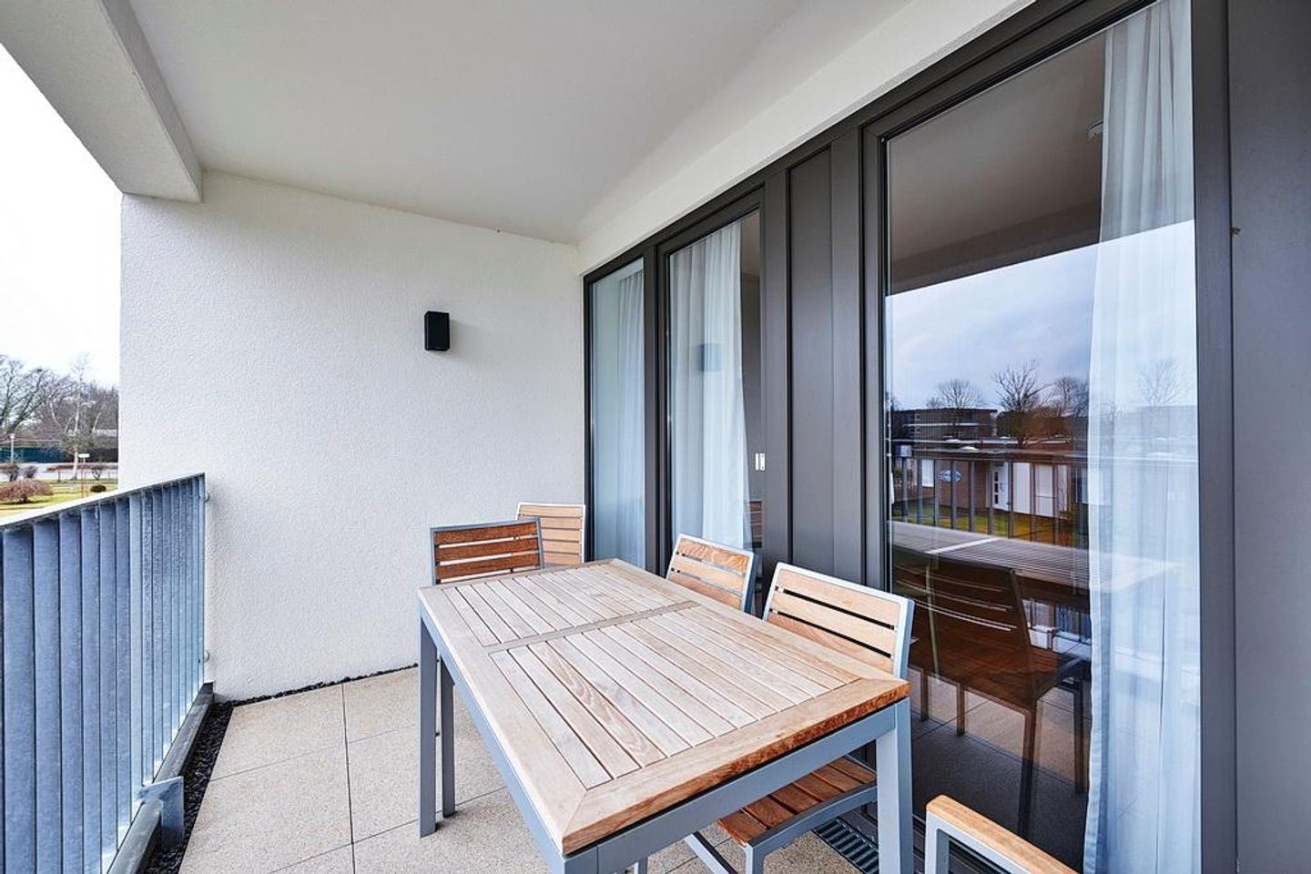 Deichhäuser Anna Küste Deichhäuser Anna Küste 4-23 Bensersiel - Überdachter Balkon mit Sitzgelegenheit