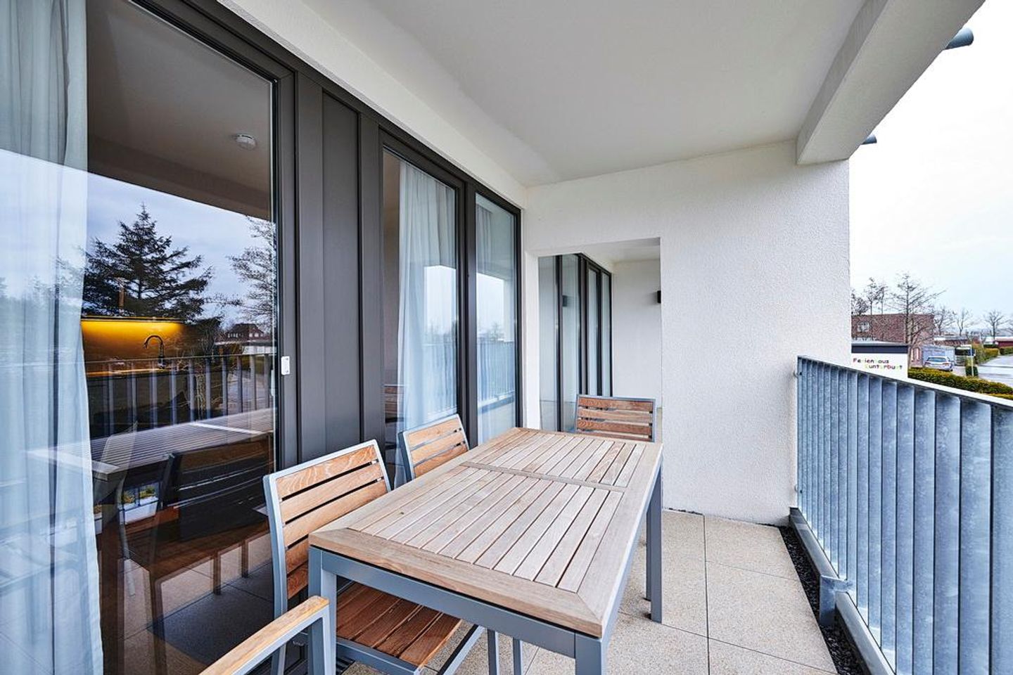 Deichhäuser Anna Küste Deichhäuser Anna Küste 4-23 Bensersiel - Überdachter Balkon mit Sitzgelegenheit