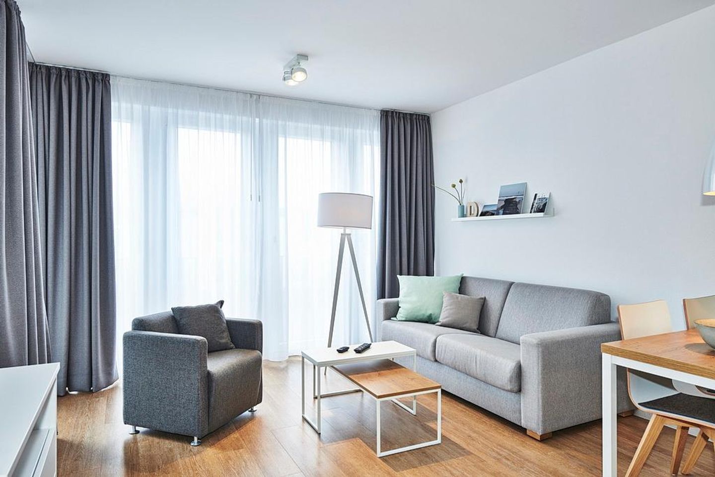 Deichhäuser Anna Küste Deichhäuser Anna Küste 4-24 Bensersiel - Wohnbereich mit Sofa, Sessel und Couchtisch