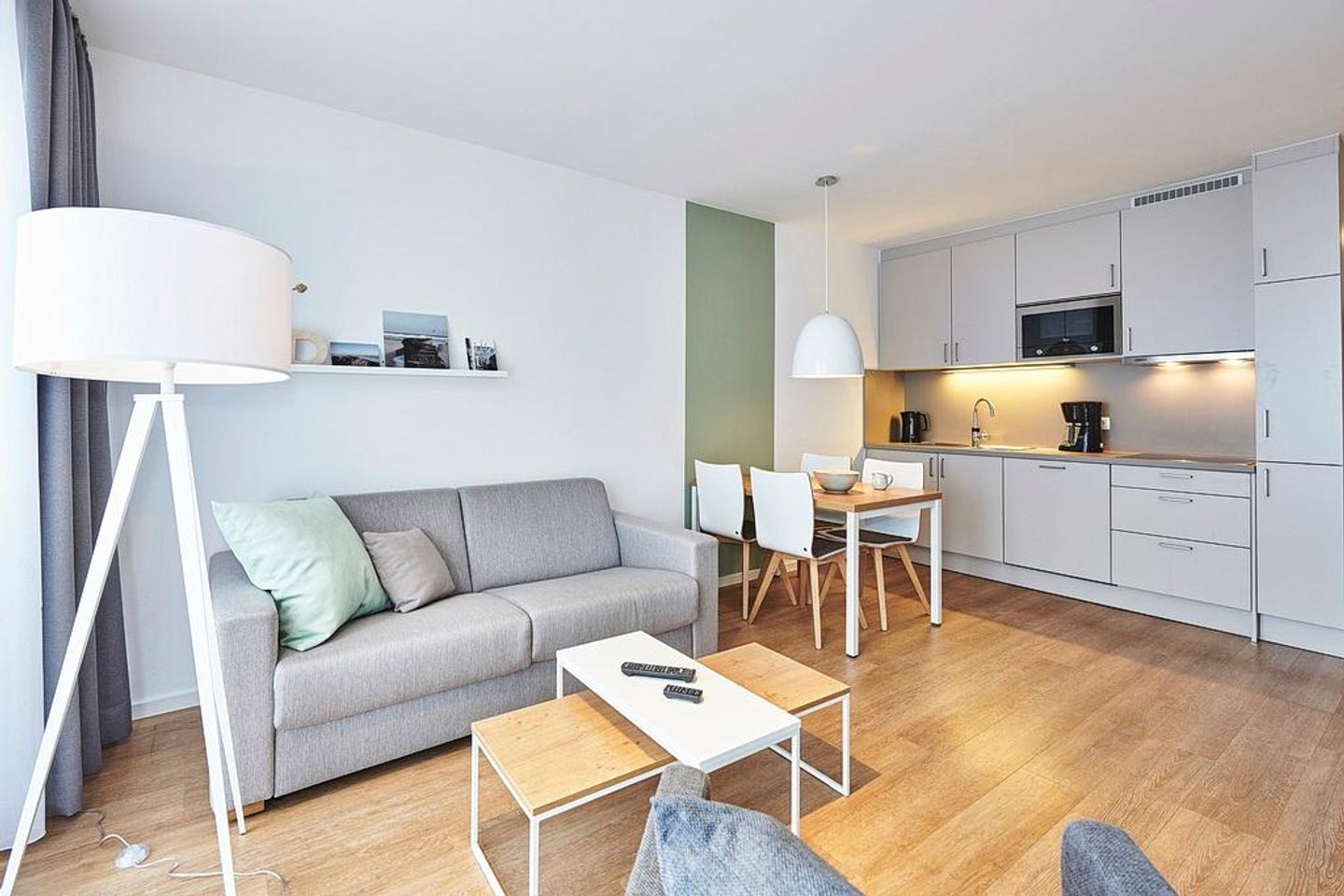 Deichhäuser Anna Küste Deichhäuser Anna Küste 4-24 Bensersiel - Wohn-Essbereich mit Küchenzeile