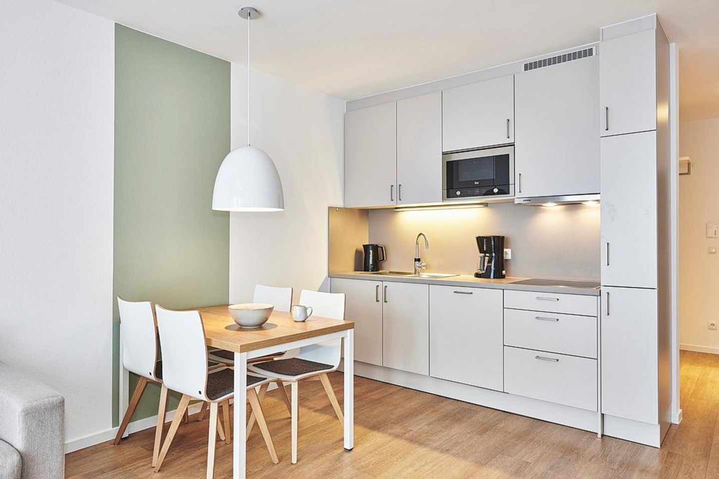 Deichhäuser Anna Küste Deichhäuser Anna Küste 4-24 Bensersiel - Küchenzeile mit Esstisch und Sitzgelegenheit