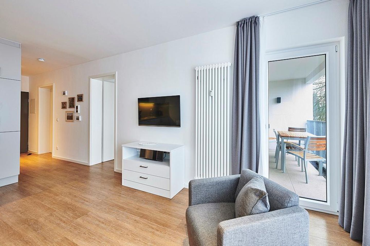 Deichhäuser Anna Küste Deichhäuser Anna Küste 4-24 Bensersiel - Wohnbereich mit Flatscreen-TV und Zugang zum Balkon