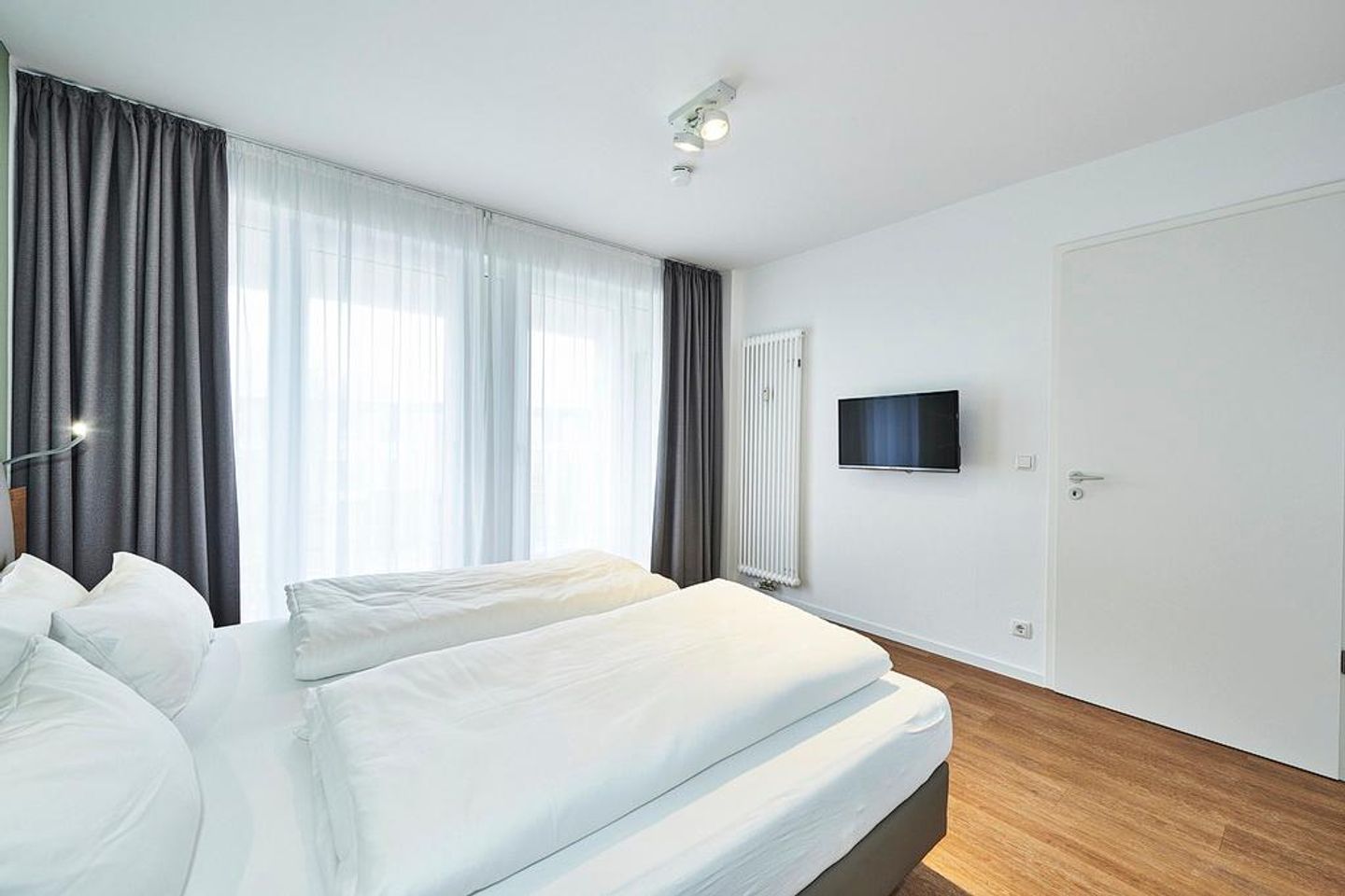 Deichhäuser Anna Küste Deichhäuser Anna Küste 4-24 Bensersiel - Schlafzimmer mit Doppelbett und Zugang zum Balkon