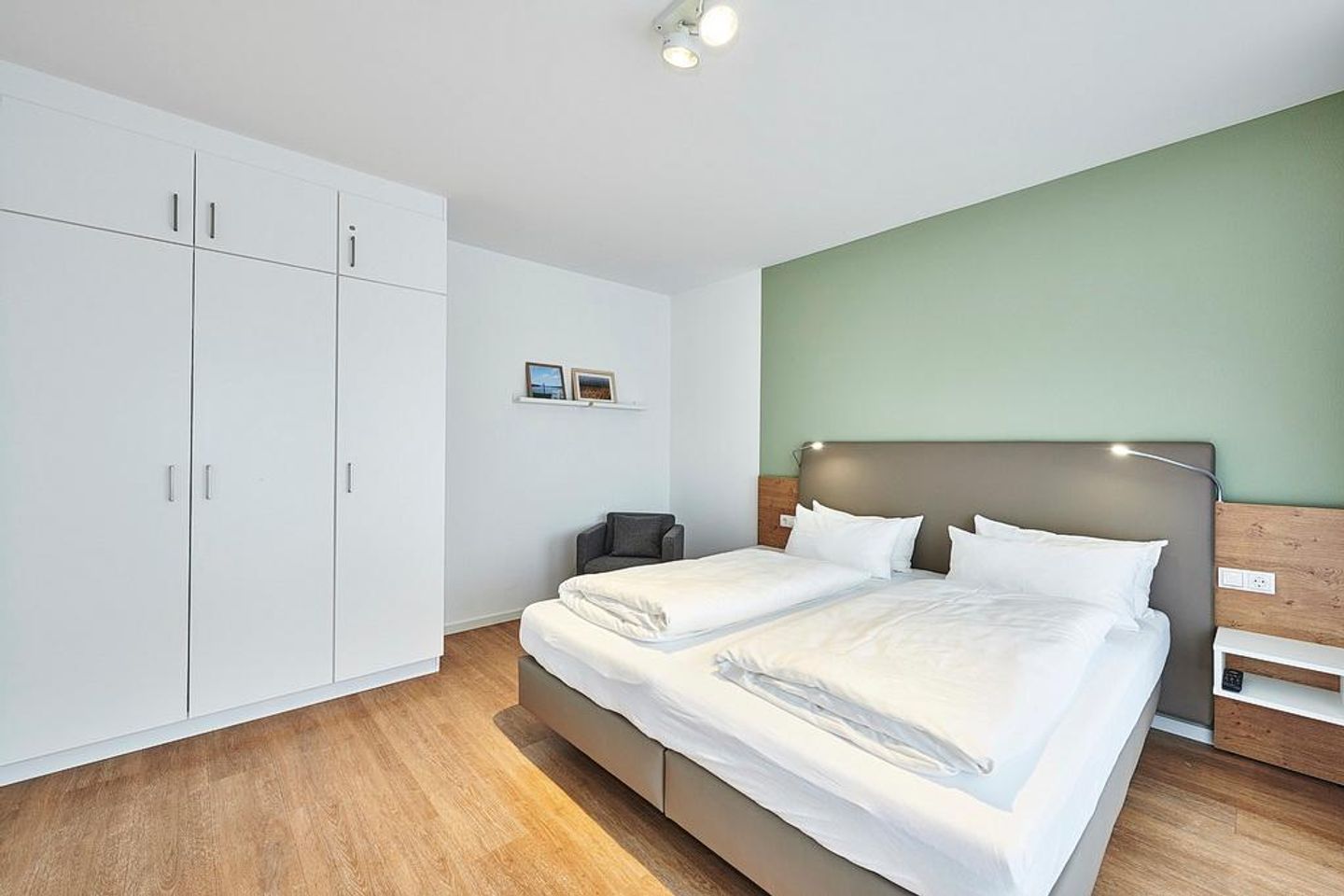 Deichhäuser Anna Küste Deichhäuser Anna Küste 4-24 Bensersiel - Schlafzimmer mit Doppelbett und Kleiderschrank