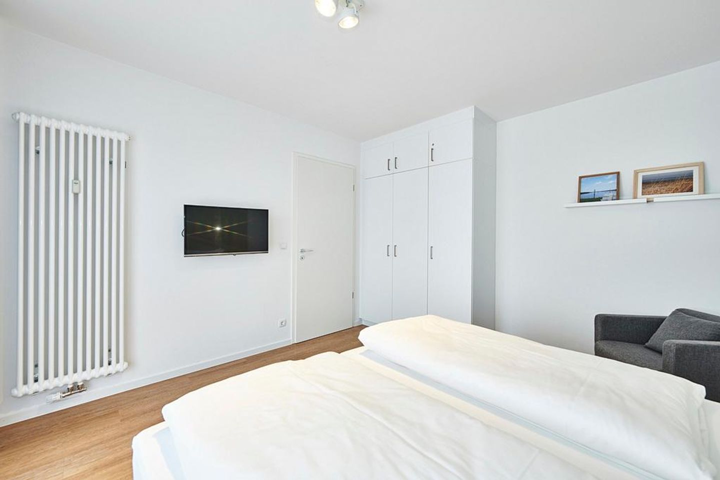 Deichhäuser Anna Küste Deichhäuser Anna Küste 4-24 Bensersiel - Schlafzimmer mit Doppelbett, Kleiderschrank und Flatscreen TV