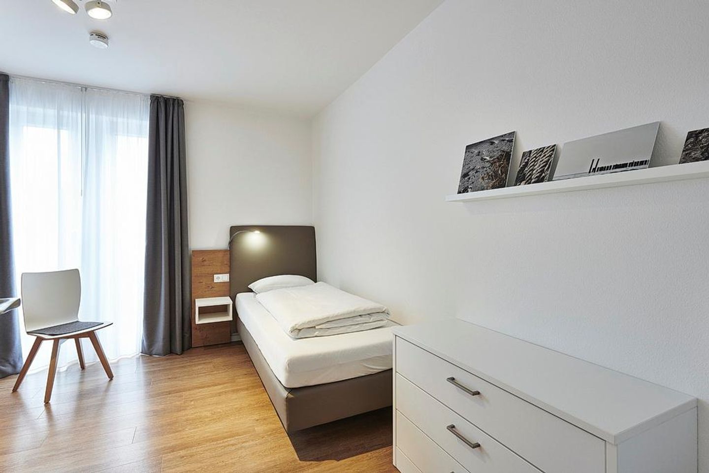 Deichhäuser Anna Küste Deichhäuser Anna Küste 4-24 Bensersiel - Schlafzimmer mit zwei Einzelbetten und Kommode