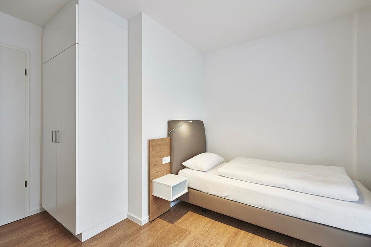 Deichhäuser Anna Küste Deichhäuser Anna Küste 4-24 Bensersiel - Schlafzimmer mit zwei Einzelbetten und Kleiderschrank