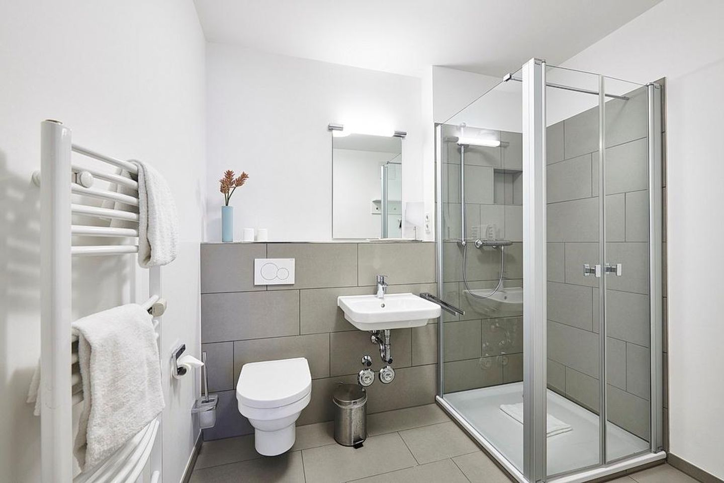 Deichhäuser Anna Küste Deichhäuser Anna Küste 4-24 Bensersiel - Badezimmer mit Dusche, Waschtisch, WC und Spiegel