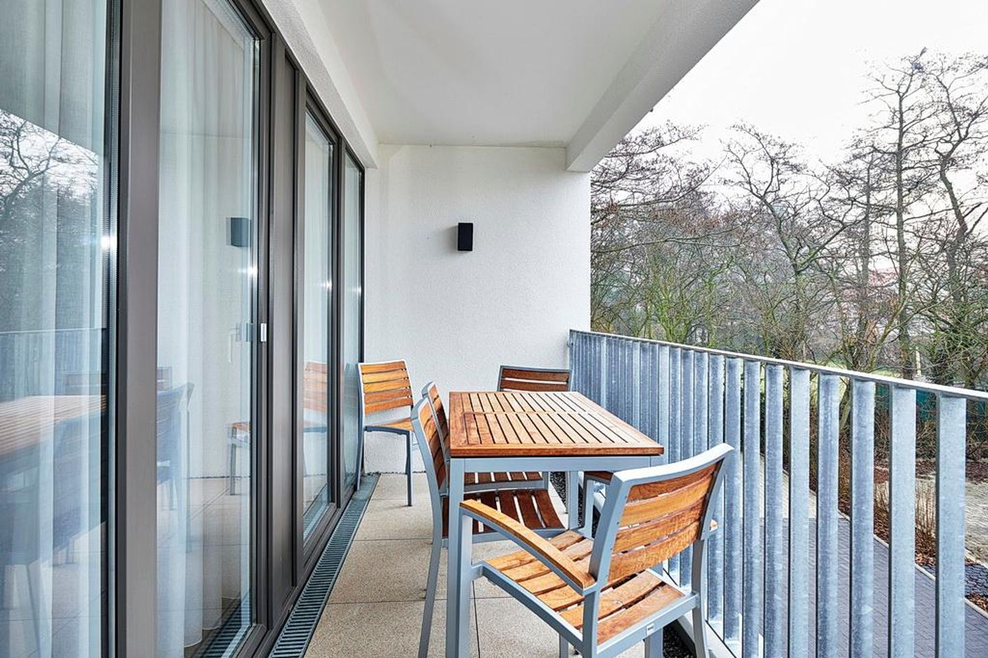 Deichhäuser Anna Küste Deichhäuser Anna Küste 4-24 Bensersiel - Überdachter Balkon mit Sitzgelegenheit