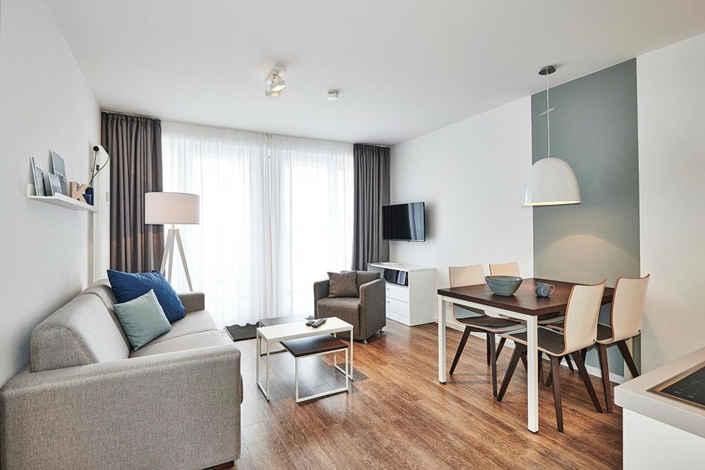 Deichhäuser Anna Küste Deichhäuser Anna Küste 4-31 Bensersiel - Wohn-Essbereich mit Couch, Flatscreen TV, Esstisch und Sitzgelegenheit