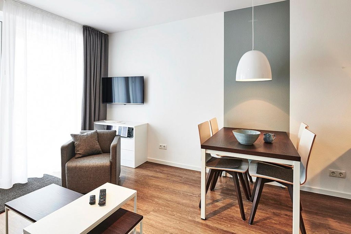 Deichhäuser Anna Küste Deichhäuser Anna Küste 4-31 Bensersiel - Wohn-Essbereich mit Esstisch, Sitzgelegenheit und Flatscreen TV