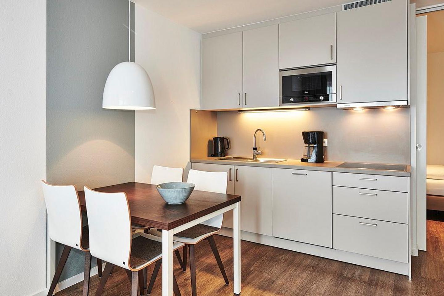 Deichhäuser Anna Küste Deichhäuser Anna Küste 4-31 Bensersiel - Küchenzeile mit Esstisch und Sitzgelegenheit