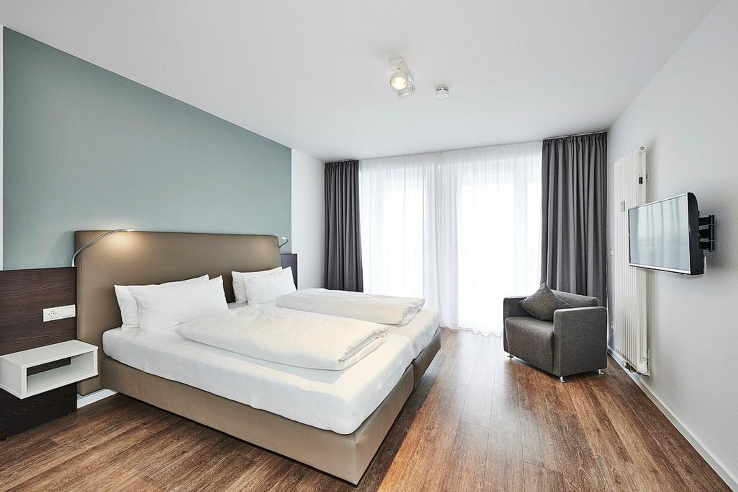 Deichhäuser Anna Küste Deichhäuser Anna Küste 4-31 Bensersiel - Schlafzimmer mit Doppelbett und Zugang zum Balkon