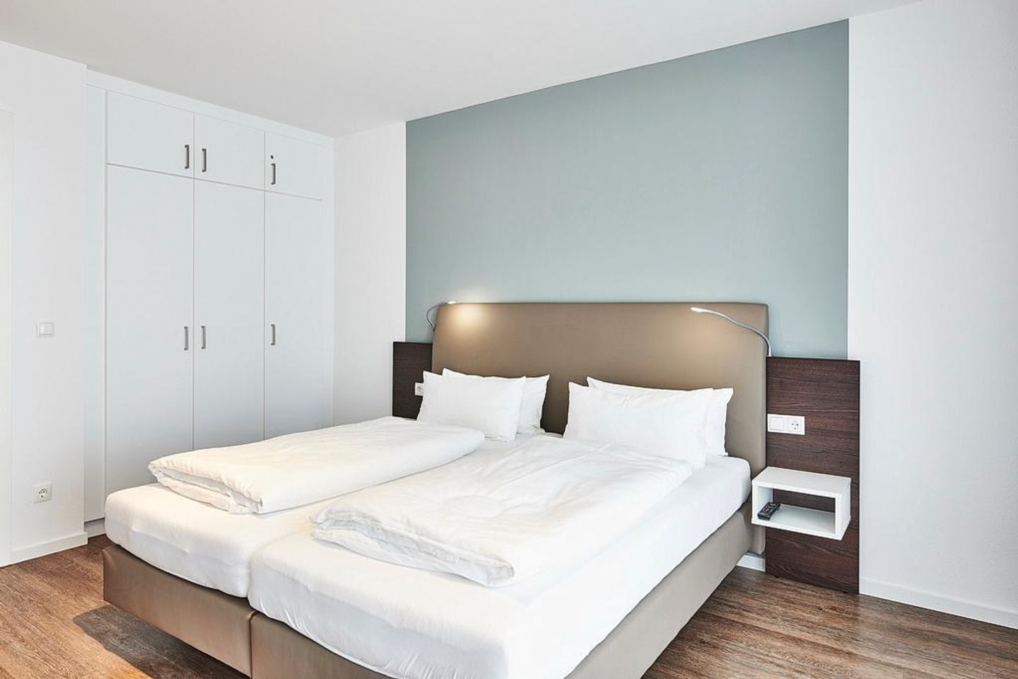 Deichhäuser Anna Küste Deichhäuser Anna Küste 4-31 Bensersiel - Schlafzimmer mit Doppelbett und Kleiderschrank