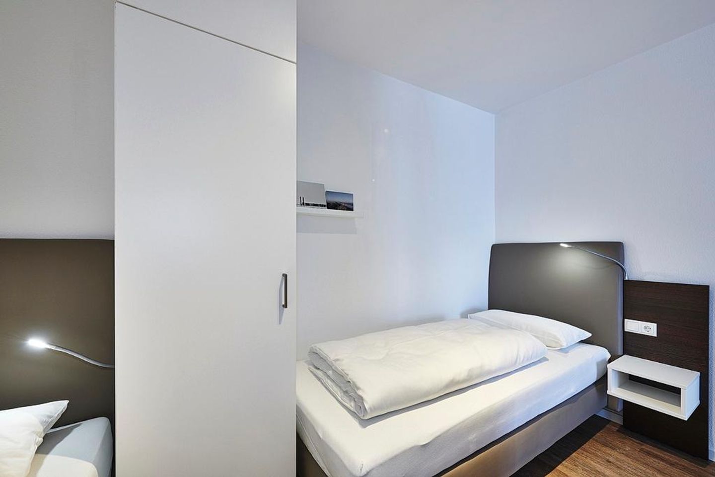 Deichhäuser Anna Küste Deichhäuser Anna Küste 4-31 Bensersiel - Schlafzimmer mit zwei Einzelbetten und Kleiderschrank