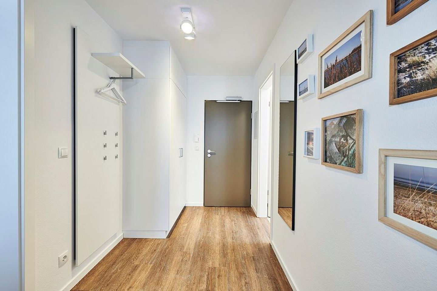 Deichhäuser Anna Küste Deichhäuser Anna Küste 4-31 Bensersiel - Flur mit Garderobe