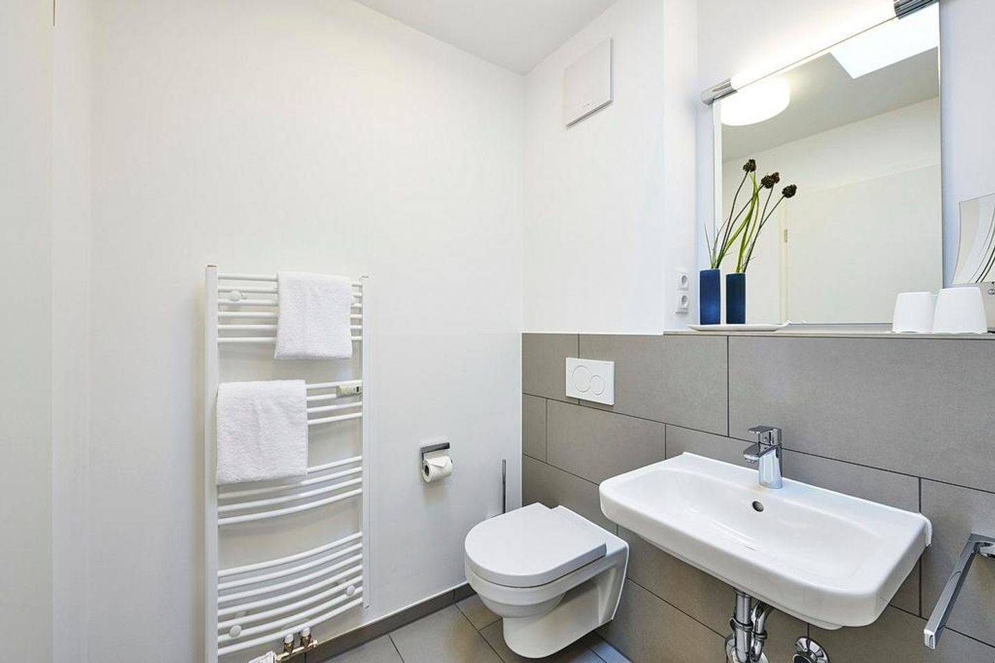 Deichhäuser Anna Küste Deichhäuser Anna Küste 4-31 Bensersiel - Badezimmer mit WC, Waschtisch und Spiegel