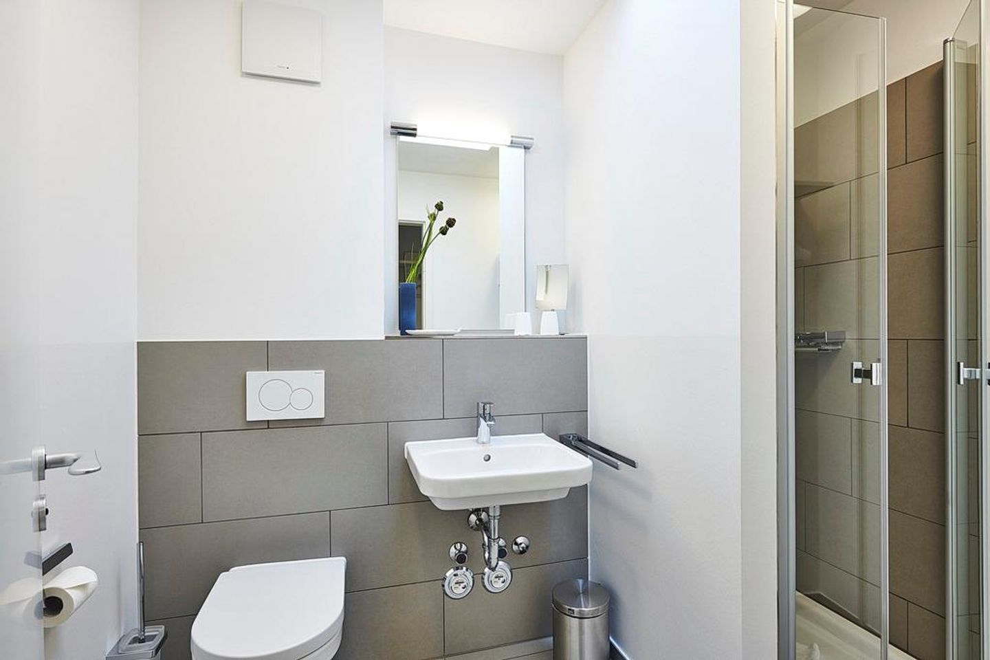 Deichhäuser Anna Küste Deichhäuser Anna Küste 4-31 Bensersiel - Badezimmer mit Dusche, Waschtisch, WC und Spiegel