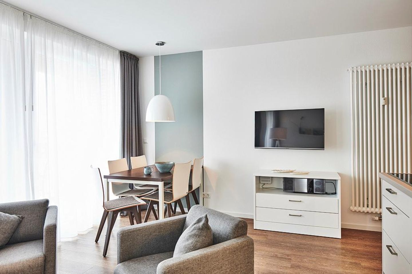 Deichhäuser Anna Küste Deichhäuser Anna Küste 4-33 Bensersiel - Wohn-Essbereich mit Flatscreen-TV