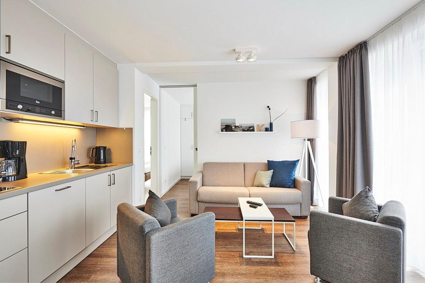 Deichhäuser Anna Küste Deichhäuser Anna Küste 4-33 Bensersiel - Wohnbereich mit Sofa, Sessel und Küchenzeile