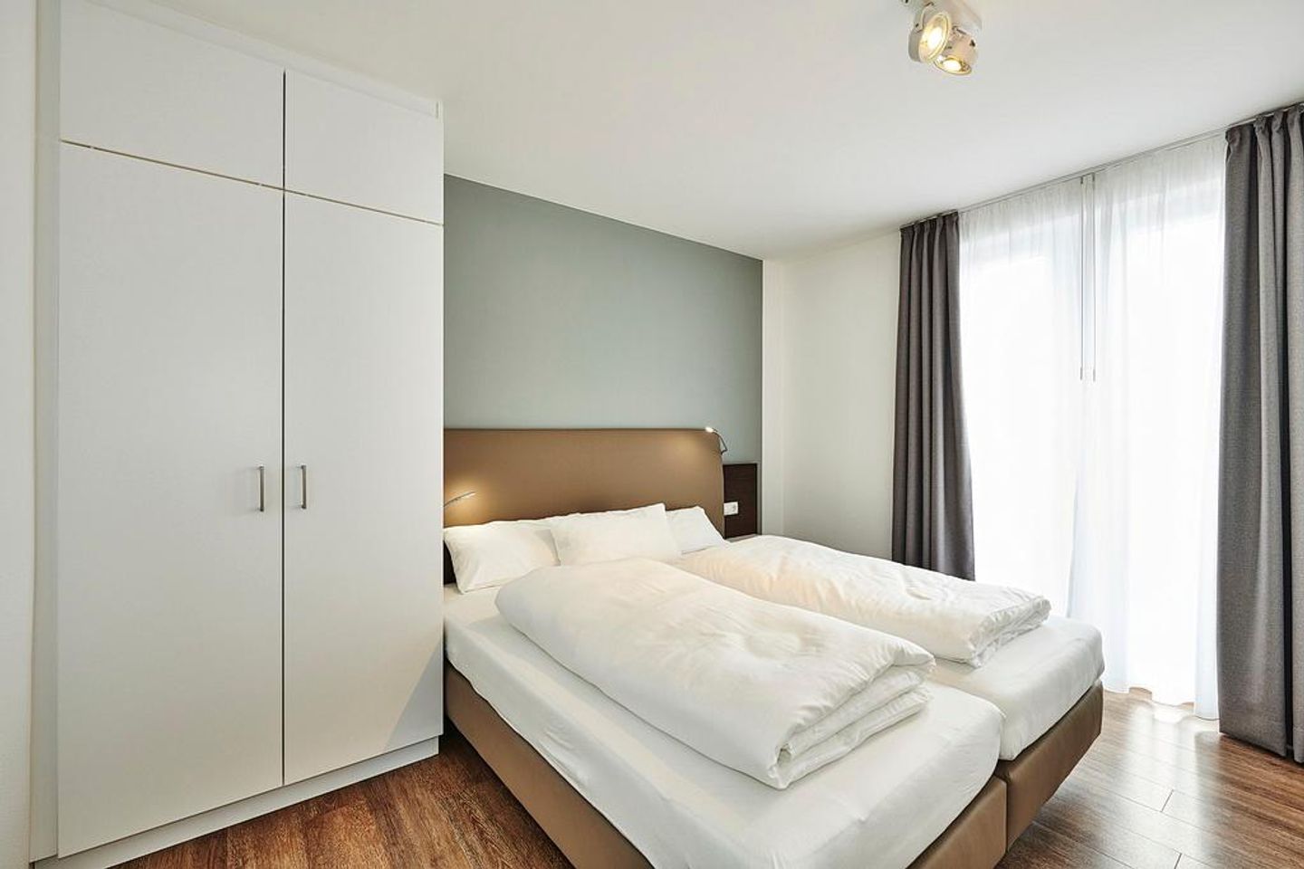 Deichhäuser Anna Küste Deichhäuser Anna Küste 4-33 Bensersiel - Schlafzimmer mit Doppelbett, Kleiderschrank und Zugang zum Balkon