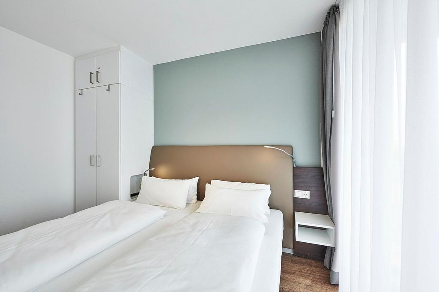 Deichhäuser Anna Küste Deichhäuser Anna Küste 4-33 Bensersiel - Schlafzimmer mit Doppelbett, Kleiderschrank und Zugang zum Balkon