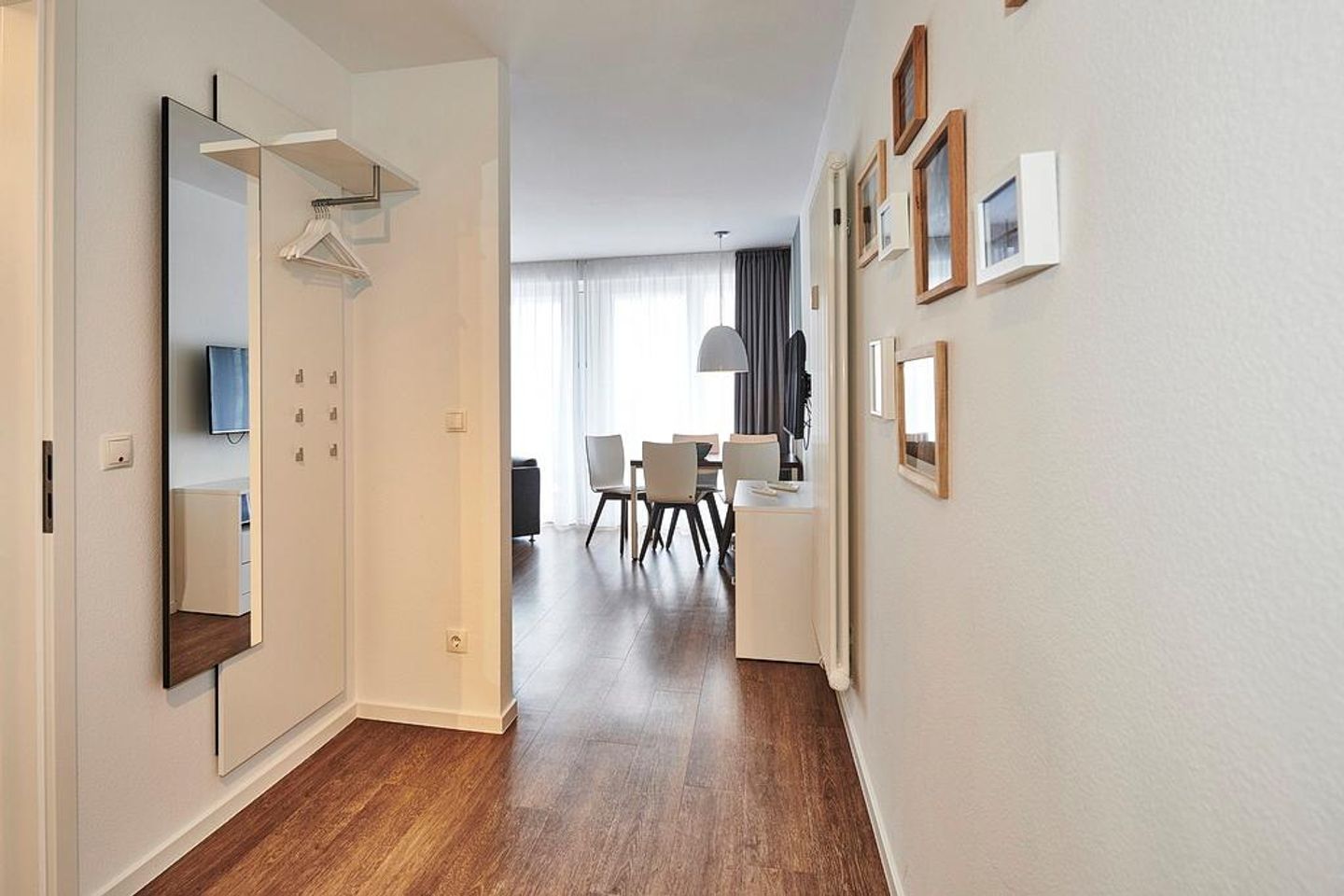 Deichhäuser Anna Küste Deichhäuser Anna Küste 4-33 Bensersiel - Flur mit Garderobe und Spiegel