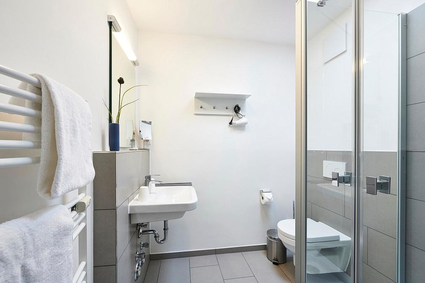 Deichhäuser Anna Küste Deichhäuser Anna Küste 4-33 Bensersiel - Badezimmer mit Dusche, Waschtisch, WC und Spiegel