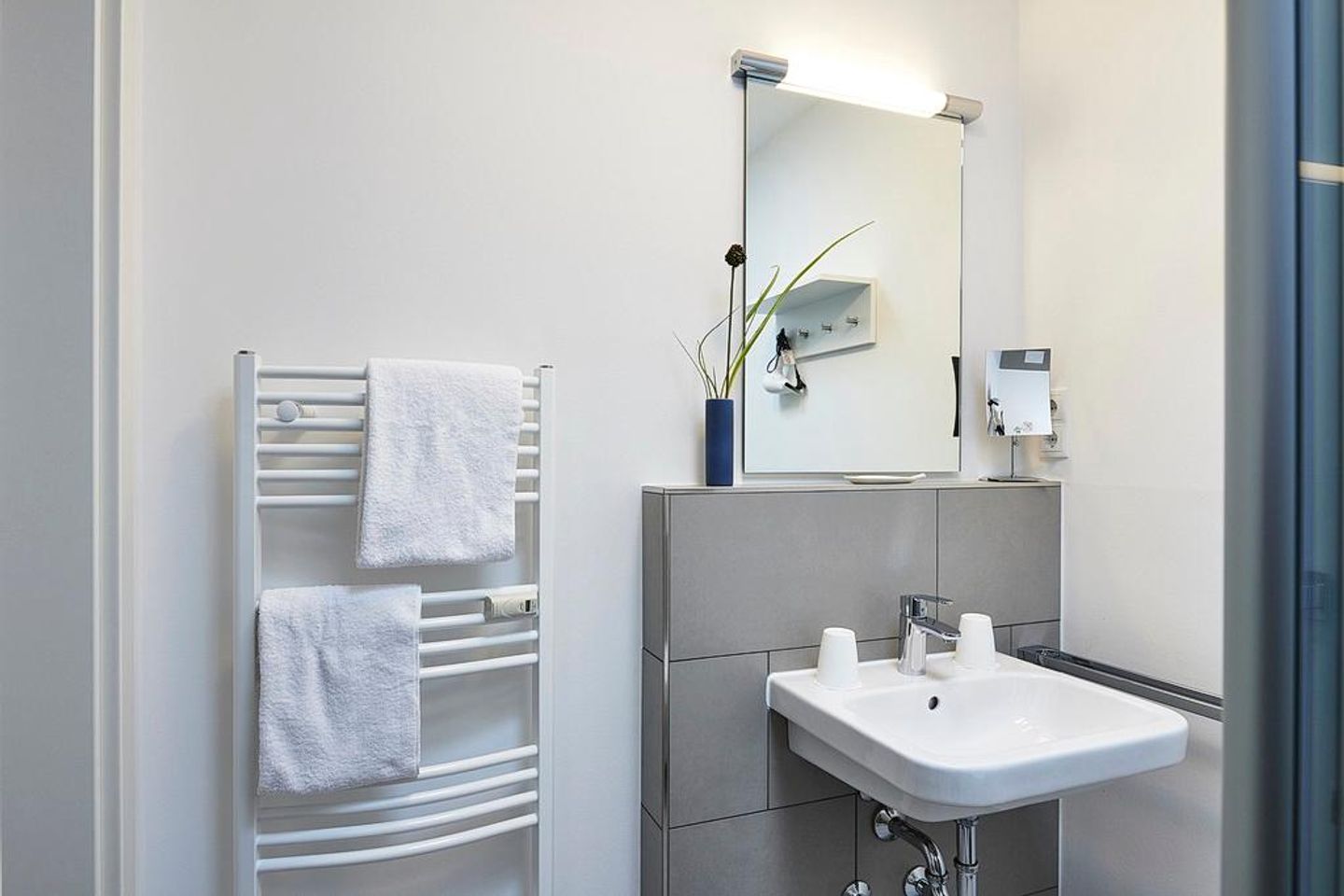 Deichhäuser Anna Küste Deichhäuser Anna Küste 4-33 Bensersiel - Badezimmer mit Dusche, Waschtisch, WC und Spiegel