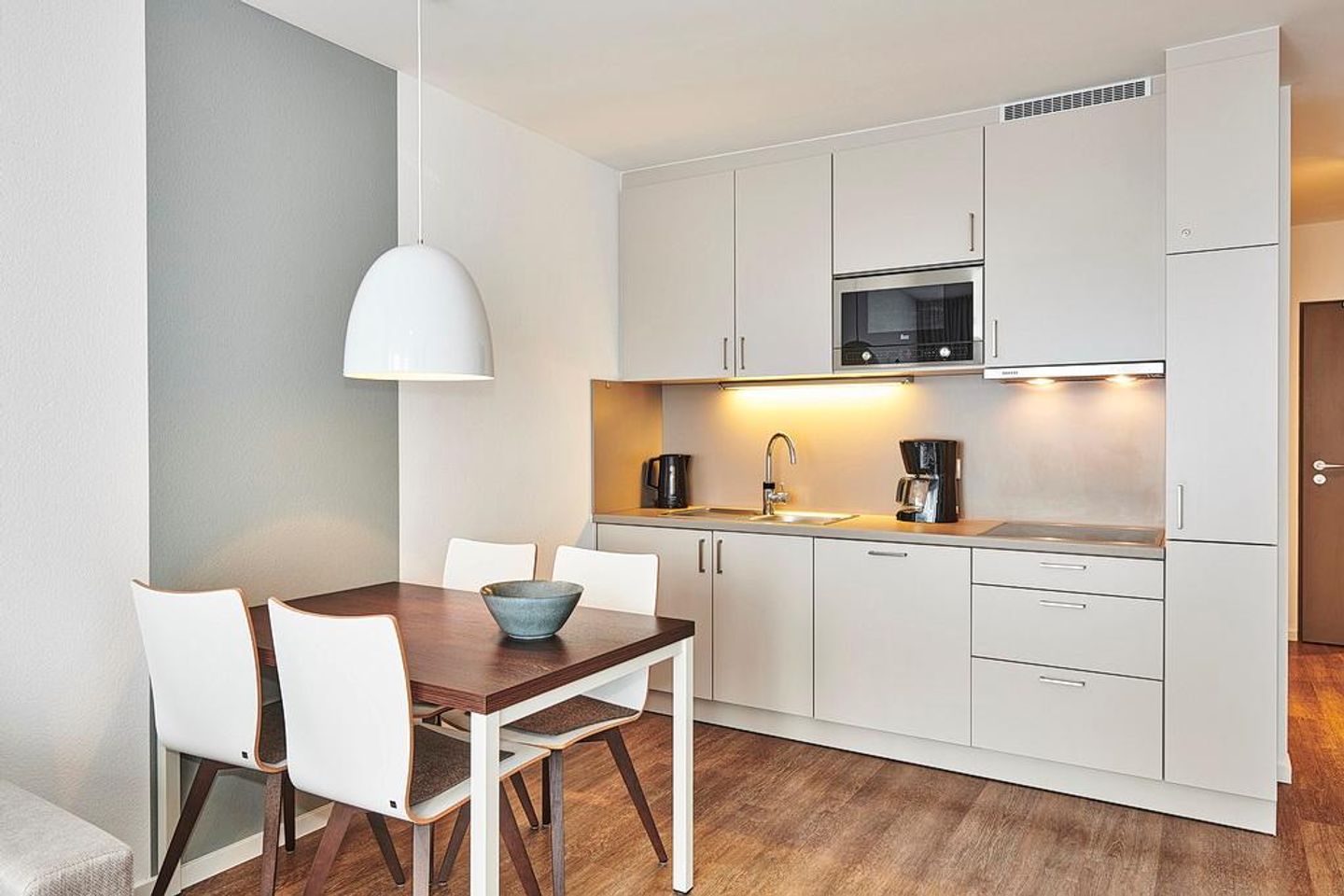 Deichhäuser Anna Küste Deichhäuser Anna Küste 4-34 Bensersiel - Küchenzeile mit Esstisch und Sitzgelegenheit