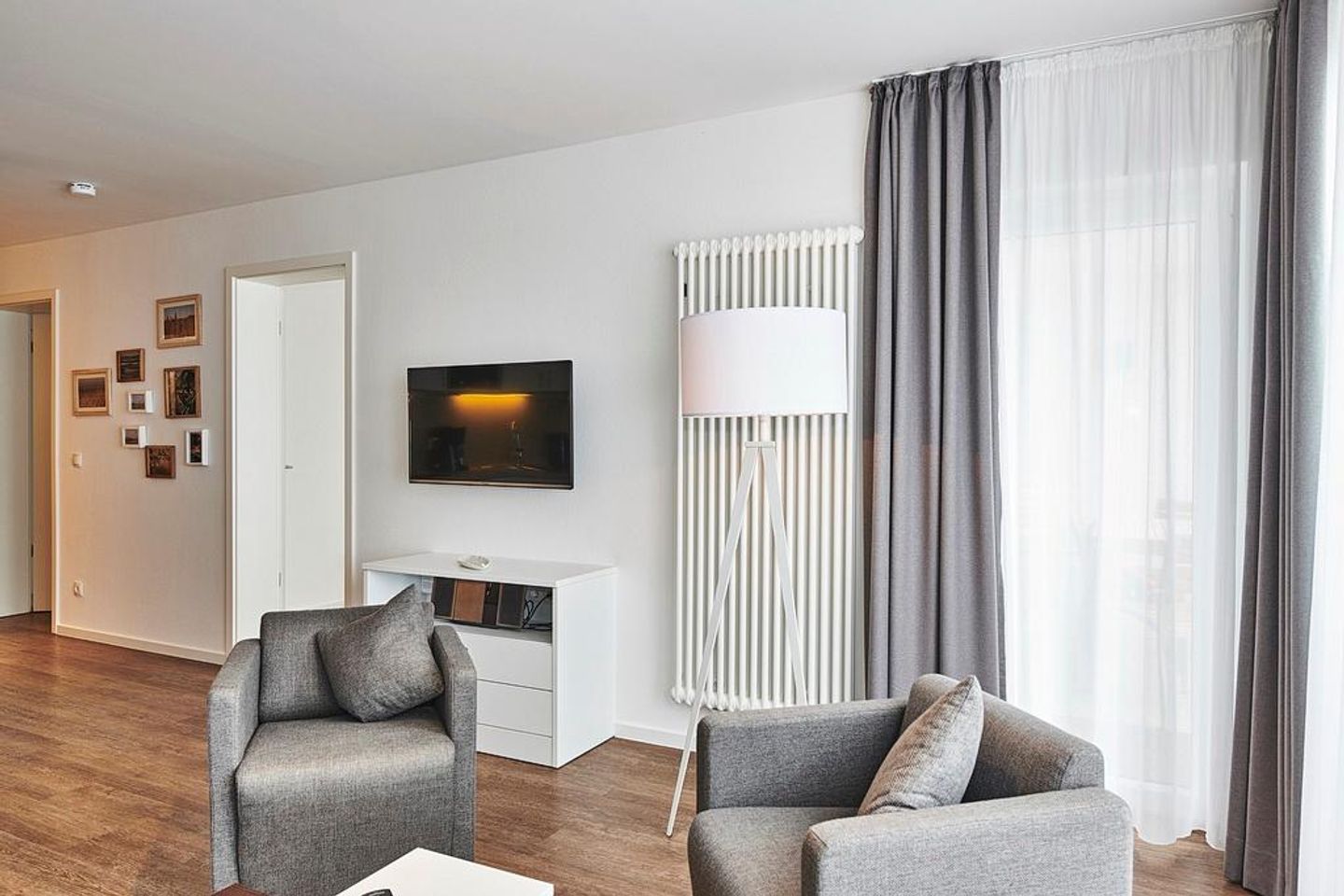 Deichhäuser Anna Küste Deichhäuser Anna Küste 4-34 Bensersiel - Wohnbereich mit Flatscreen-TV und Sitzgelegenheit