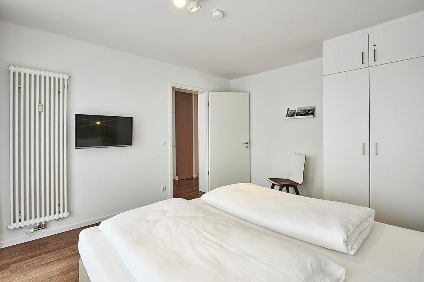 Deichhäuser Anna Küste Deichhäuser Anna Küste 4-34 Bensersiel - Schlafzimmer mit Doppelbett, Kleiderschrank und Flatscreen TV