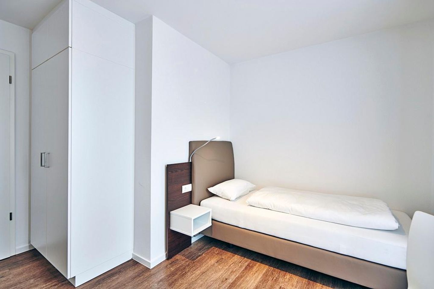 Deichhäuser Anna Küste Deichhäuser Anna Küste 4-34 Bensersiel - Schlafzimmer mit zwei Einzelbetten und Kleiderschrank