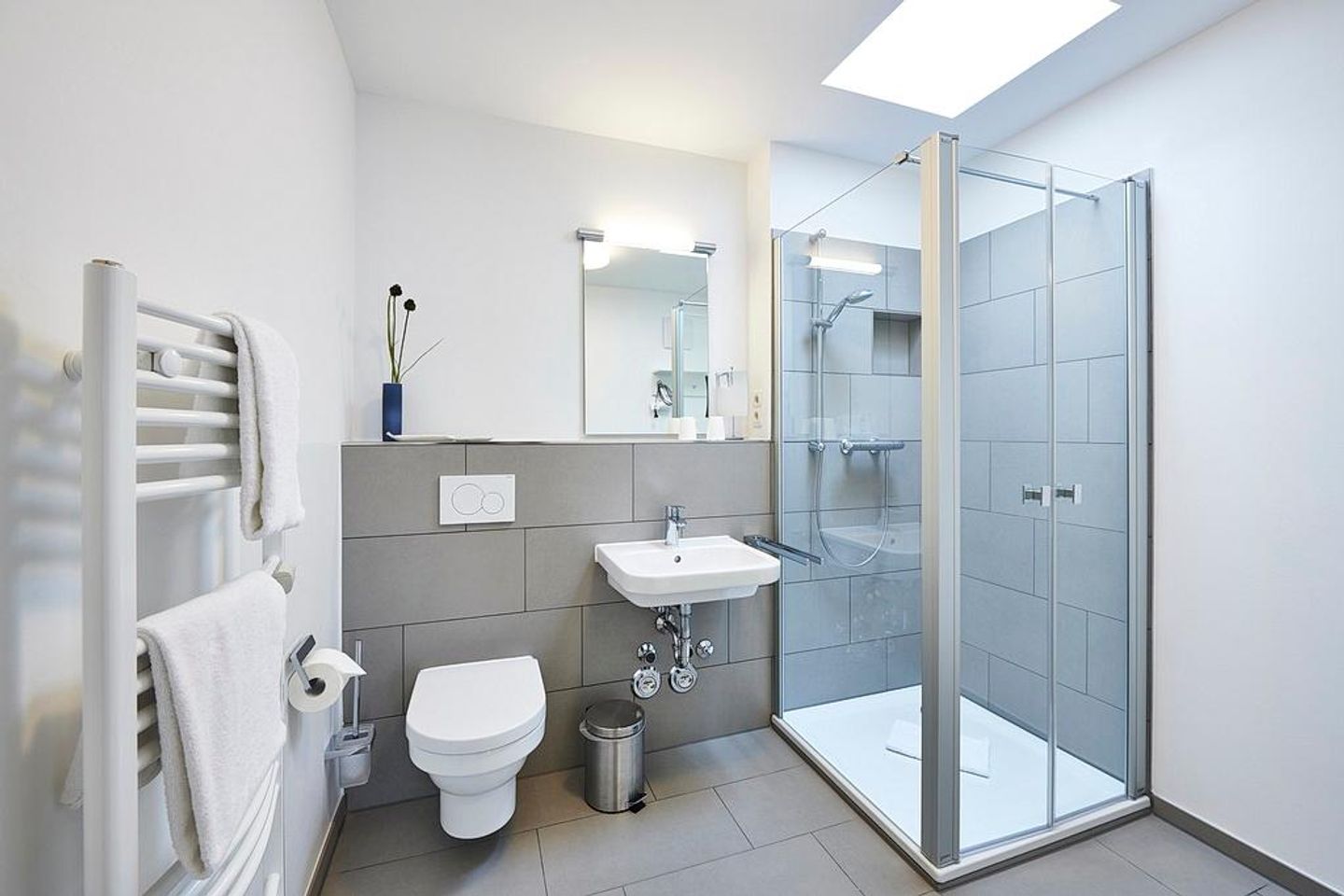 Deichhäuser Anna Küste Deichhäuser Anna Küste 4-34 Bensersiel - Badezimmer mit Dusche, Waschtisch, WC und Spiegel