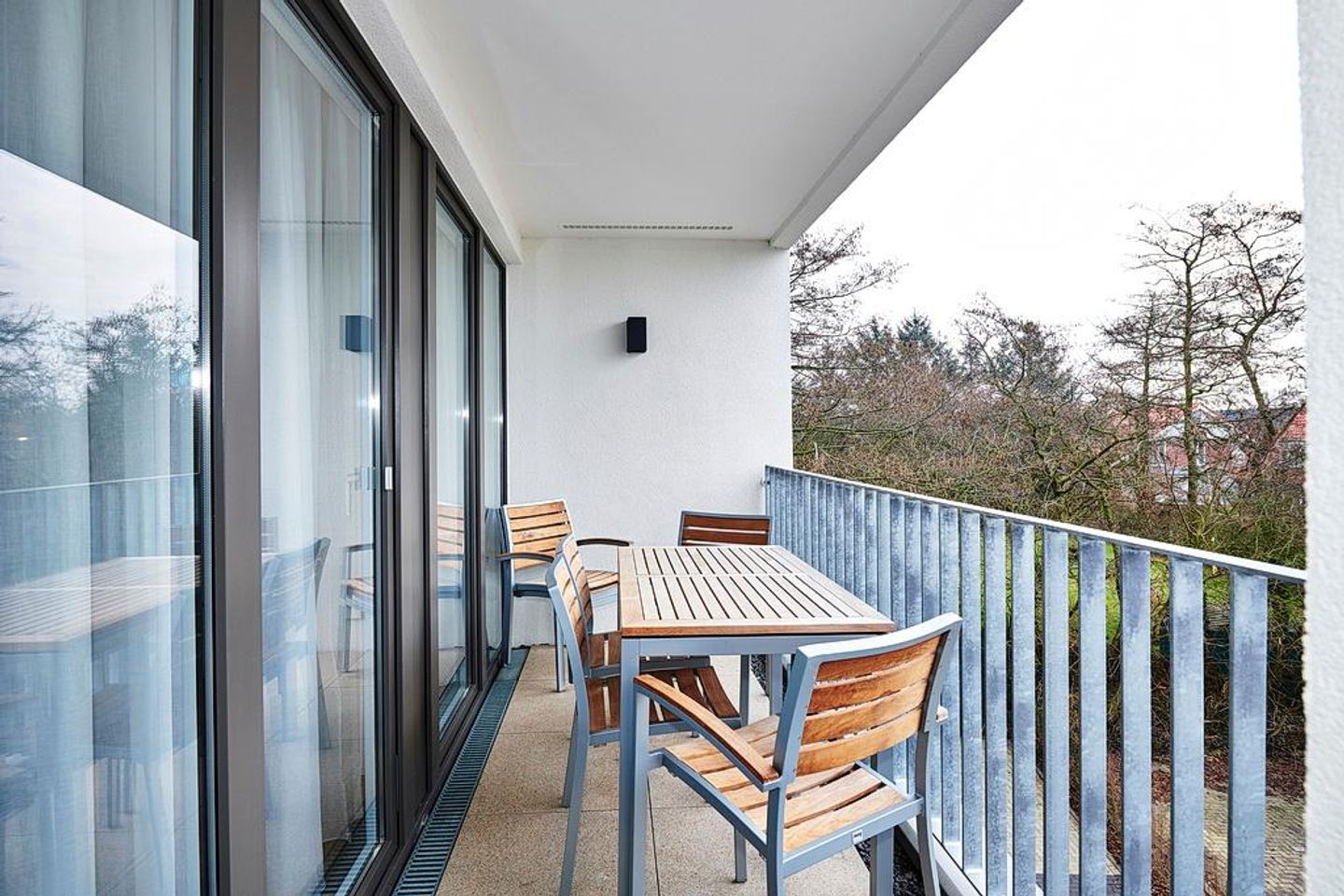 Deichhäuser Anna Küste Deichhäuser Anna Küste 4-34 Bensersiel - Überdachter Balkon mit Sitzgelegenheit