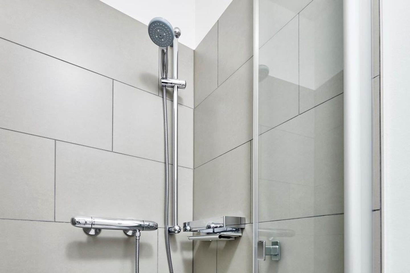 Deichhäuser Anna Küste Deichhäuser Anna Küste 3-11 Bensersiel - Badezimmer mit Dusche