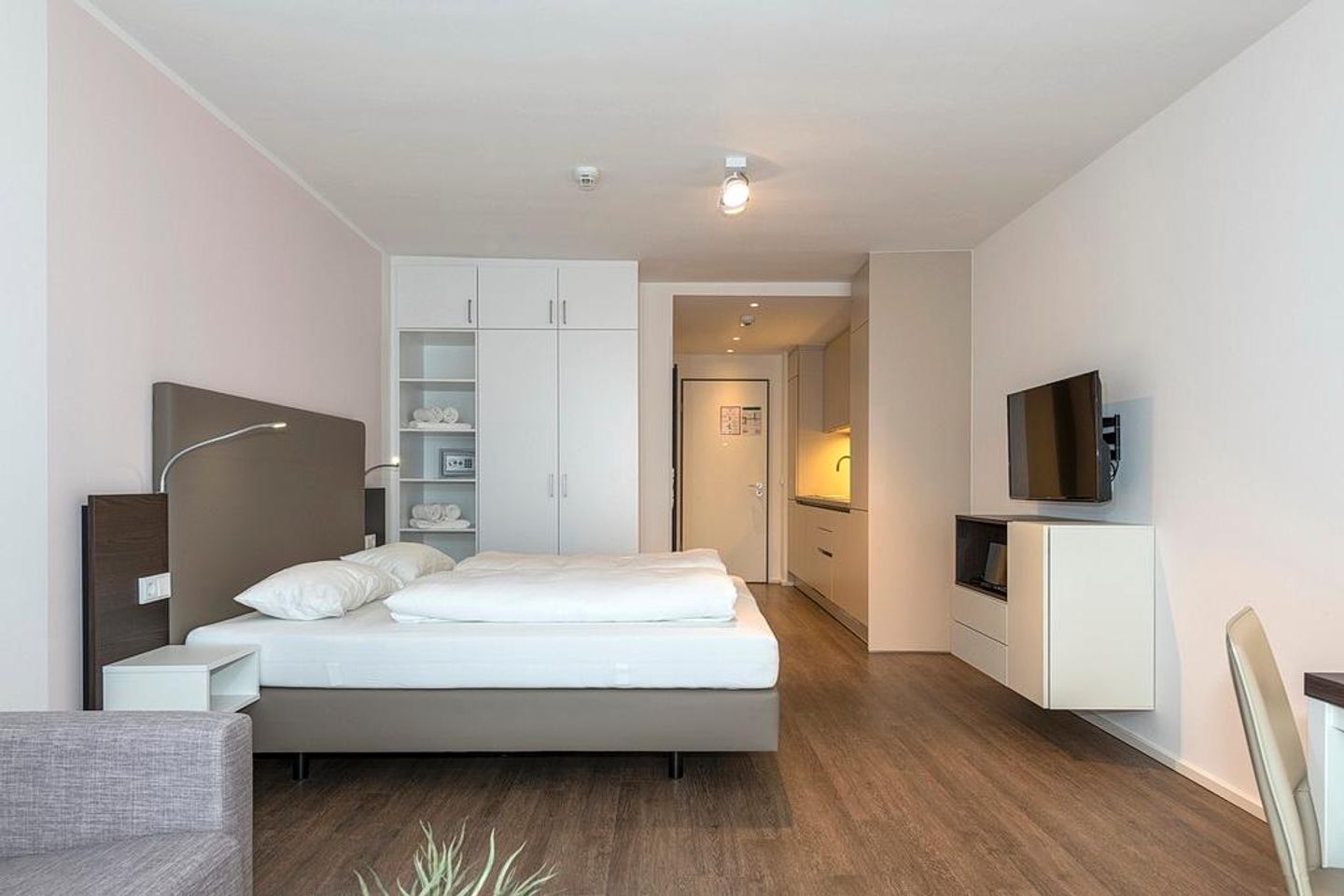 Apartmentvilla Anna See Apartmentvilla Anna See 1-12 Langeoog - Wohn-Schlafbereich mit Doppelbett und Kleiderschrank