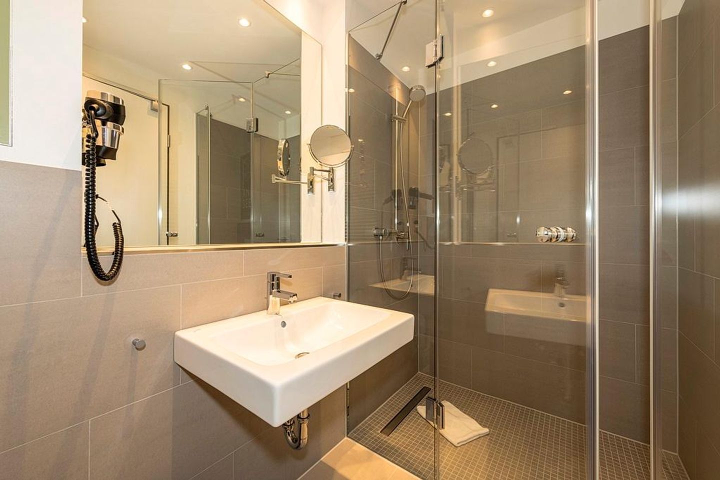 Apartmentvilla Anna See Apartmentvilla Anna See 1-12 Langeoog - Badezimmer mit Dusche, Waschtisch, WC und Spiegel