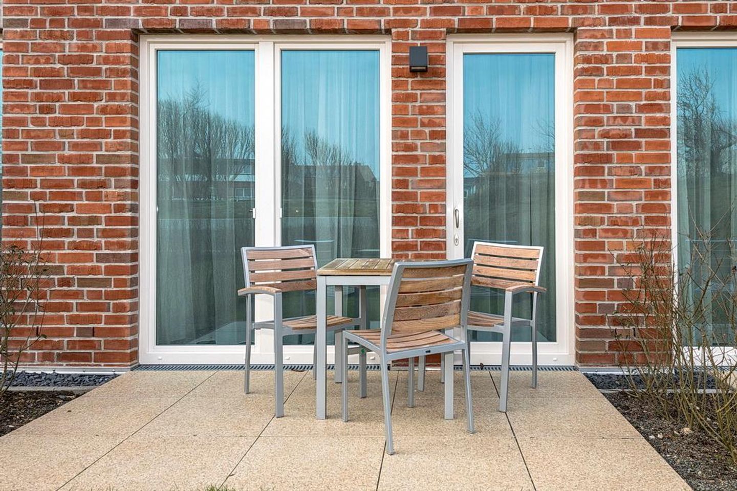 Apartmentvilla Anna See Apartmentvilla Anna See 1-12 Langeoog - Terrasse mit Tisch und Sitzgelegenheit