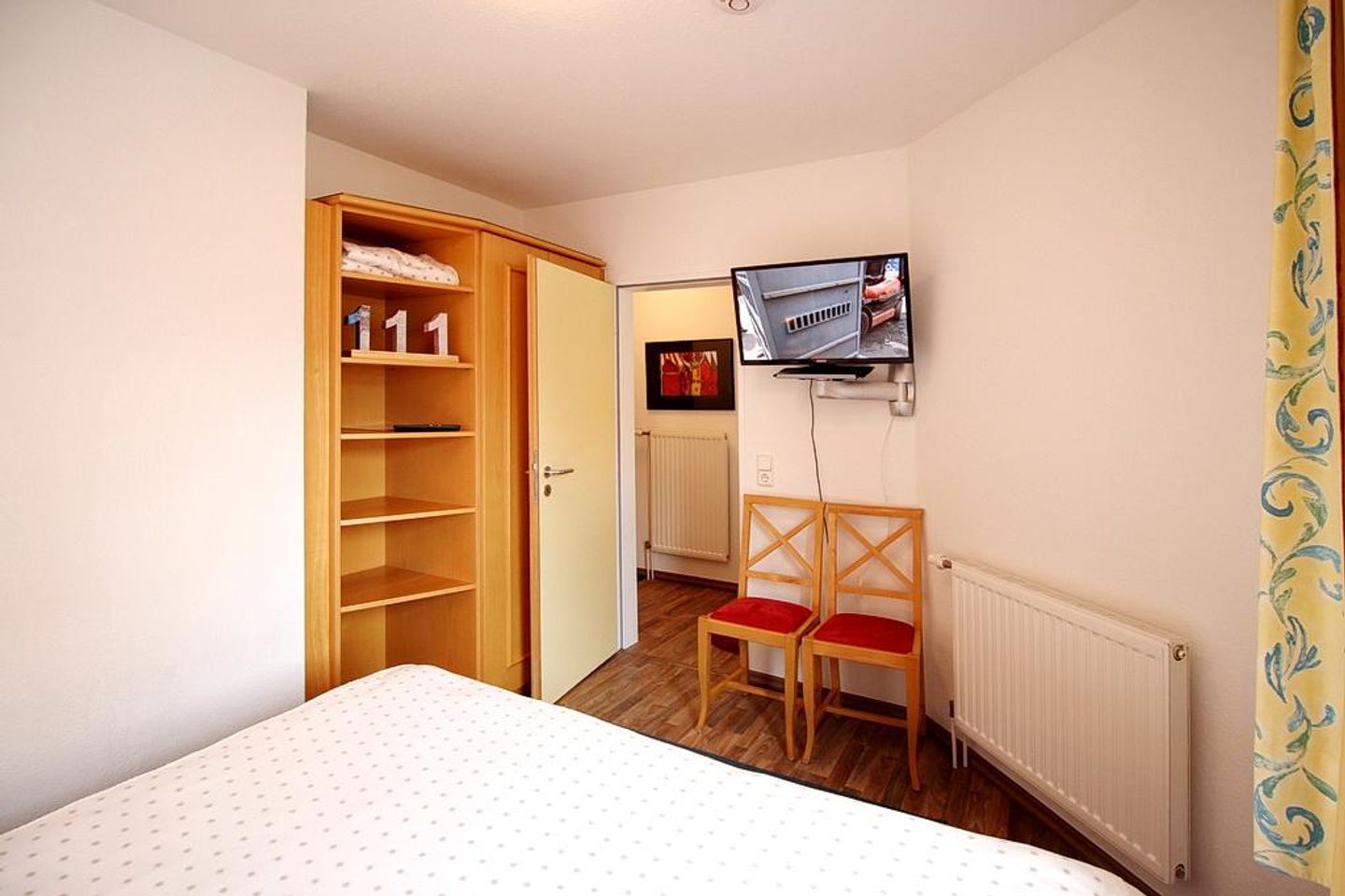 Hus Inselkieker Hus Inselkieker 111 Schillig - Schlafzimmer mit Kleiderschrank und TV