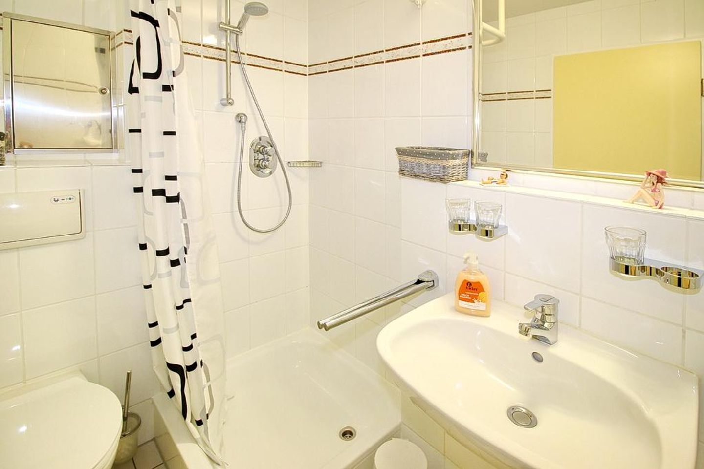 Hus Inselkieker Hus Inselkieker 111 Schillig - Badezimmer mit Dusche, Waschtisch, WC und Spiegel
