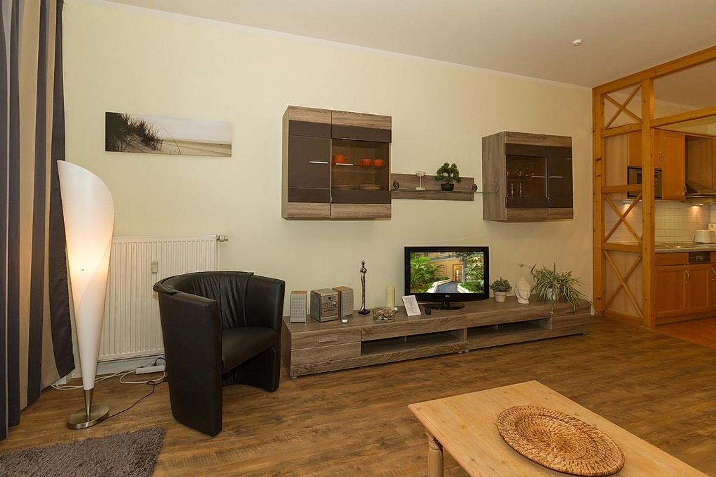 Meeresblick Meeresblick 008 Kühlungsborn - Wohn-Essbereich mit Couch und Flatscreen-TV