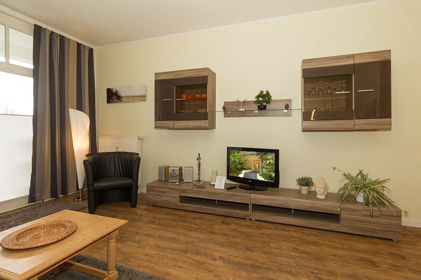 Meeresblick Meeresblick 008 Kühlungsborn - Wohn-Essbereich mit Couch und Flatscreen-TV