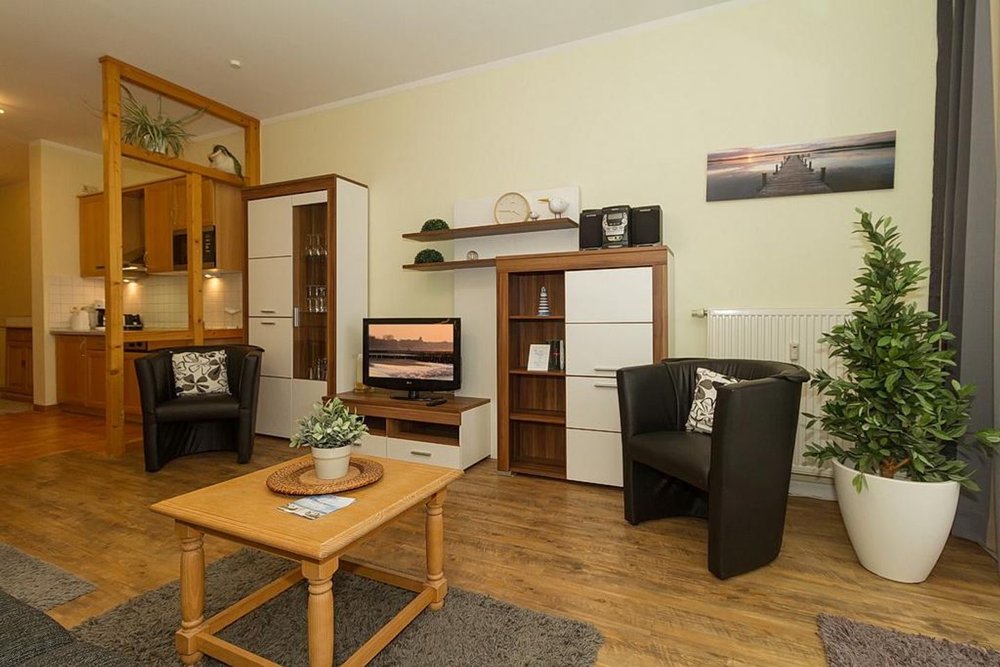 Meeresblick Meeresblick 009 Kühlungsborn - Wohn-Essbereich mit Couch und Flatscreen-TV