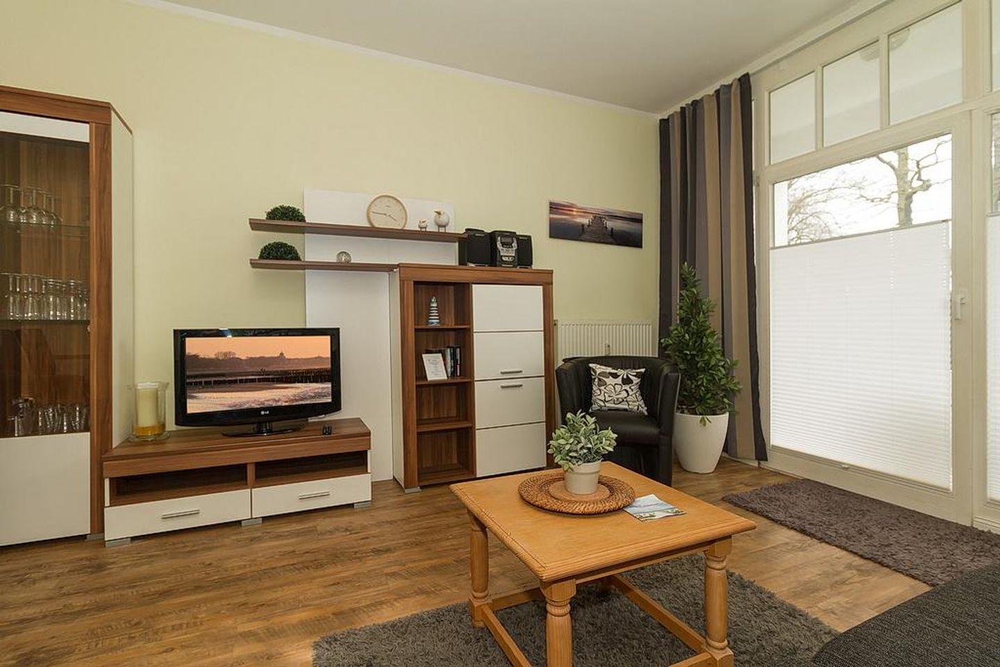 Meeresblick Meeresblick 009 Kühlungsborn - Wohn-Essbereich mit Couch und Flatscreen-TV