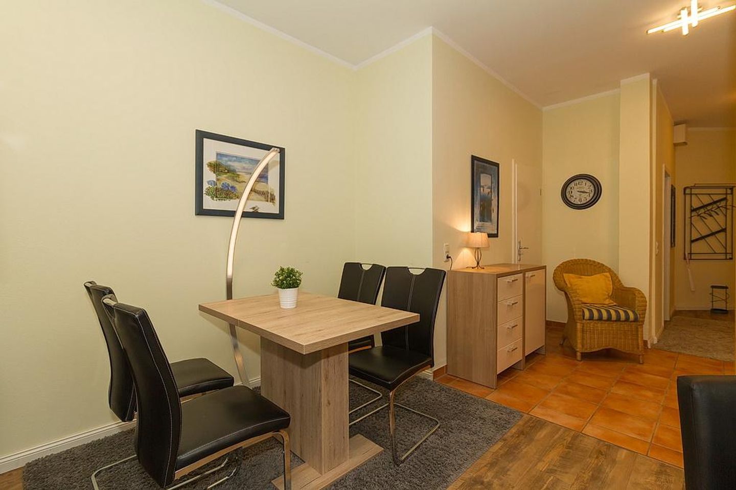 Meeresblick Meeresblick 009 Kühlungsborn - Wohn-Essbereich mit Esstisch und Sitzgelegenheit