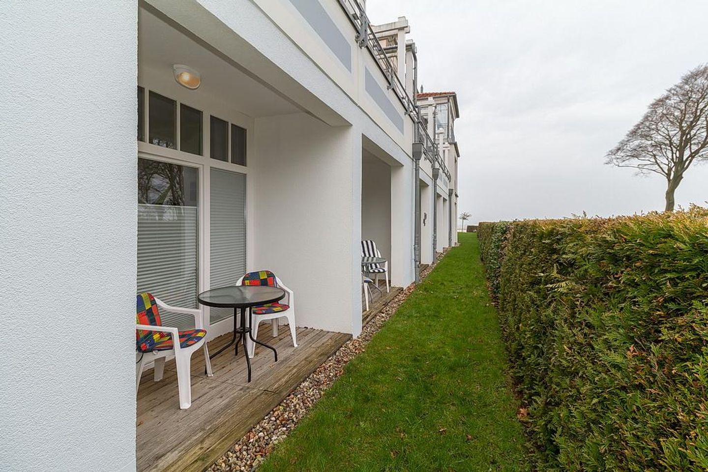 Meeresblick Meeresblick 009 Kühlungsborn - Terrasse mit Gartenmöbeln und Grünfläche